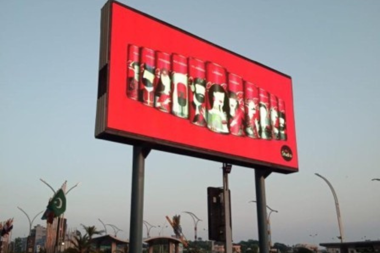A rental LED Screen while displaying the add of a brand.