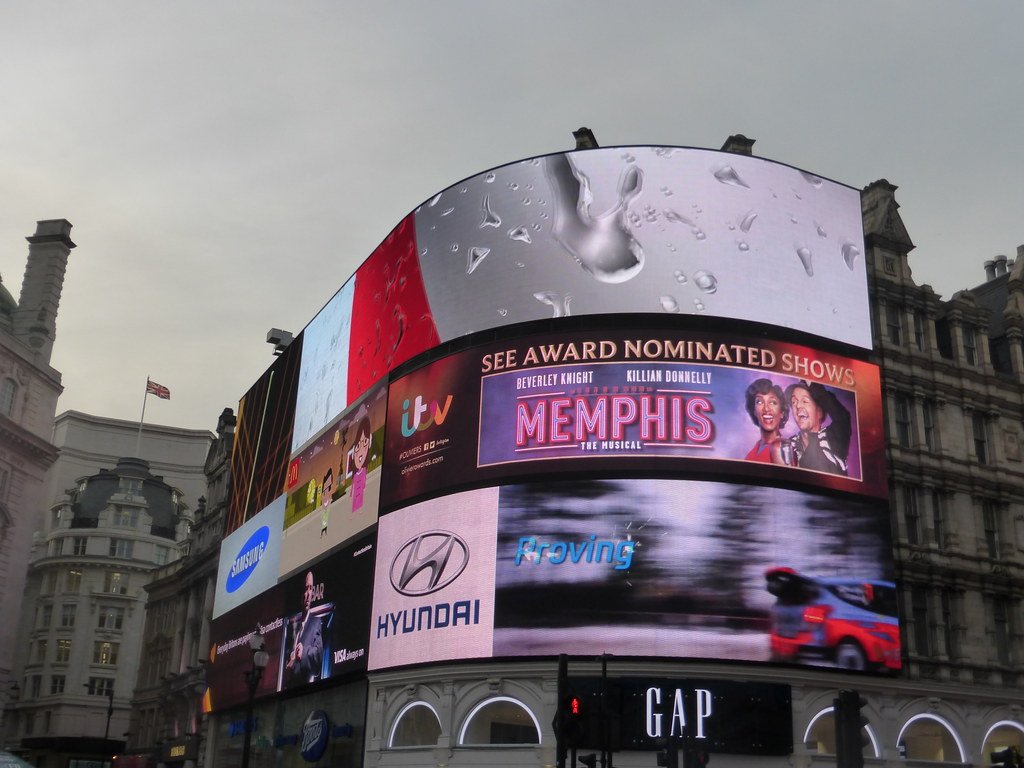 picture of multi LED Screens displaying on the outer wall of the mall pointing towards Maintenance of LED Display, LED flexible screens and Flexible LED Display